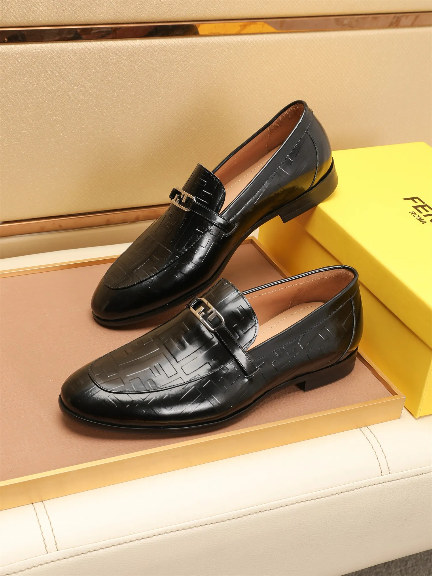 Men's shoes💰460 🕷🕷【FENDI】The latest men's formal leather shoes🇨🇳Classic series not to be missed💯The first layer is made of imported first-layer cowhide☘Original quality, the leather is smooth and delicate🎋Awesome version, perfect streamlined outline🍇Cowhide lining, size 38-44 (customized at 45.46)...